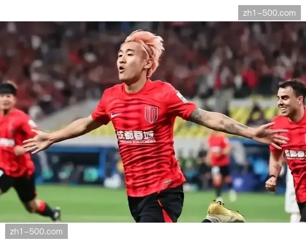 蓉城韦世豪队长角色转变，前场压迫与无球跑动成为战术执行关键